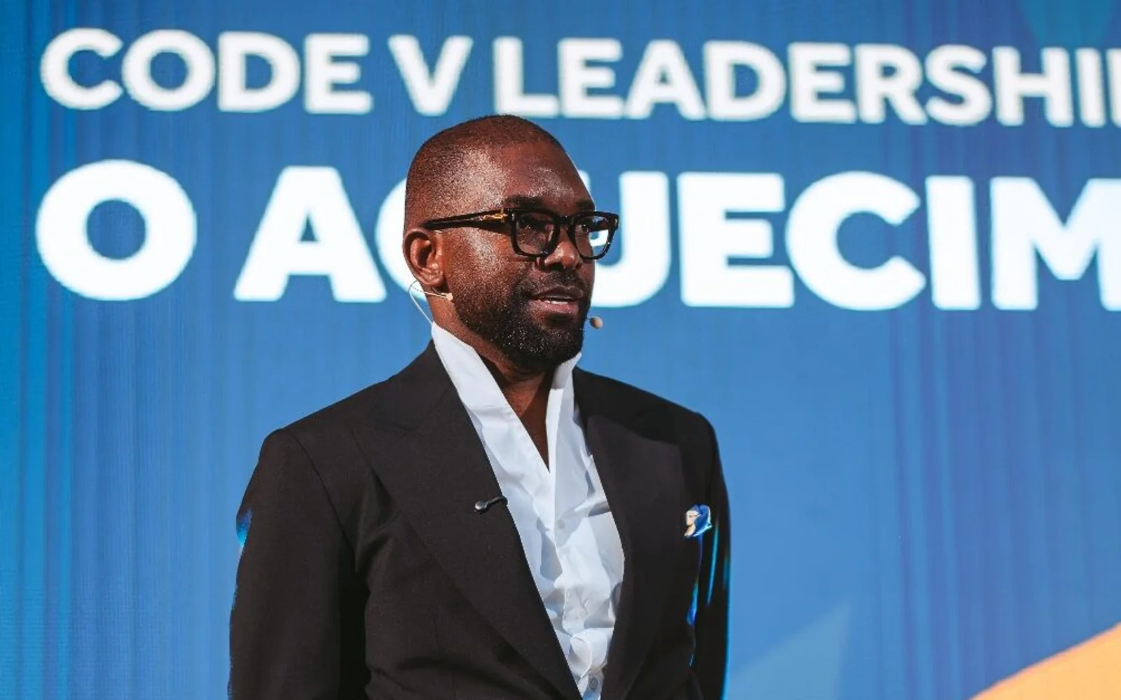 Venceslau Andrade apresenta a Code V Leadership School em palco