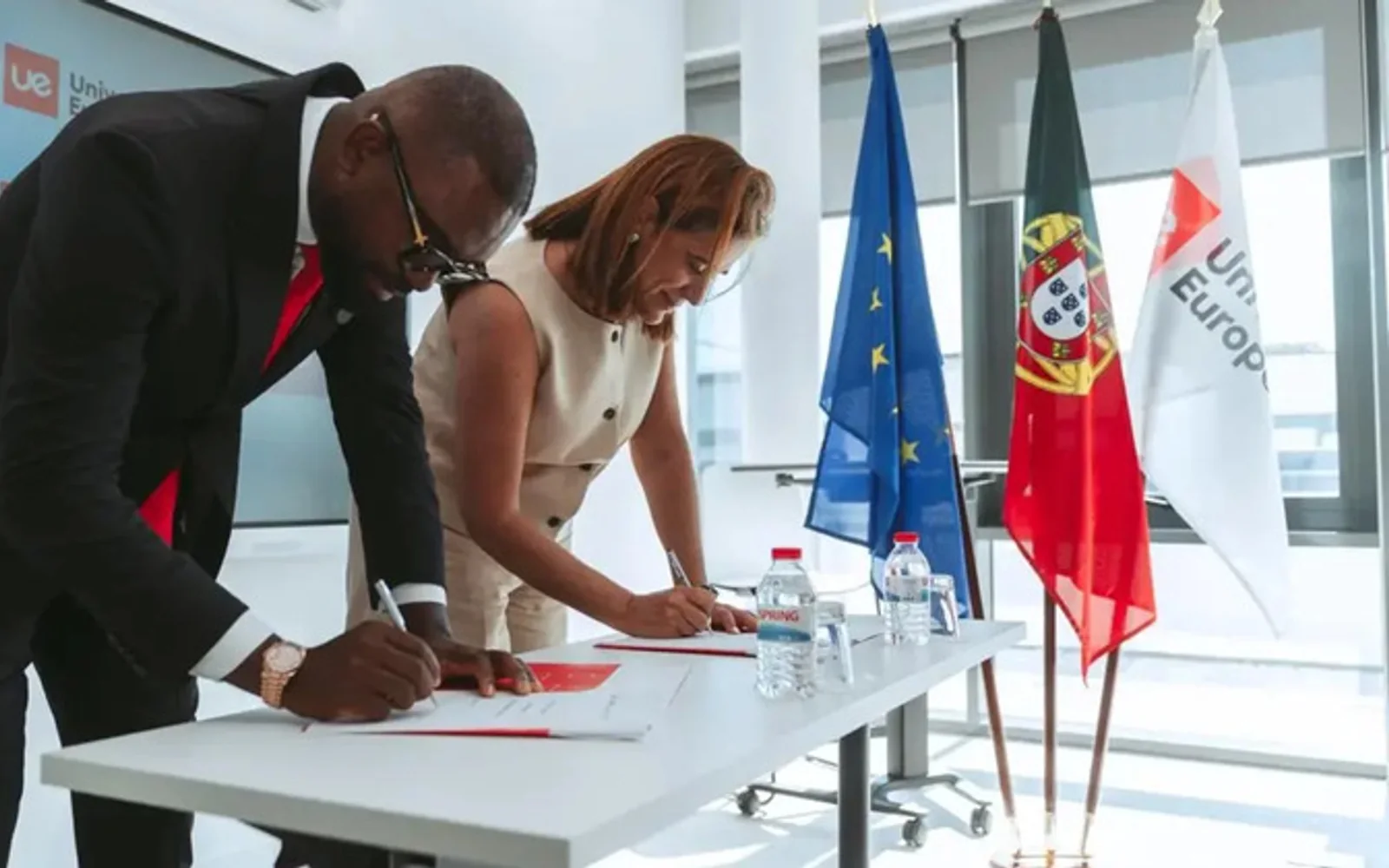 Venceslau Andrade e Hélia Gonçalves Pereira assinam o protocolo entre o Grupo FACUL e a Universidade Europeia